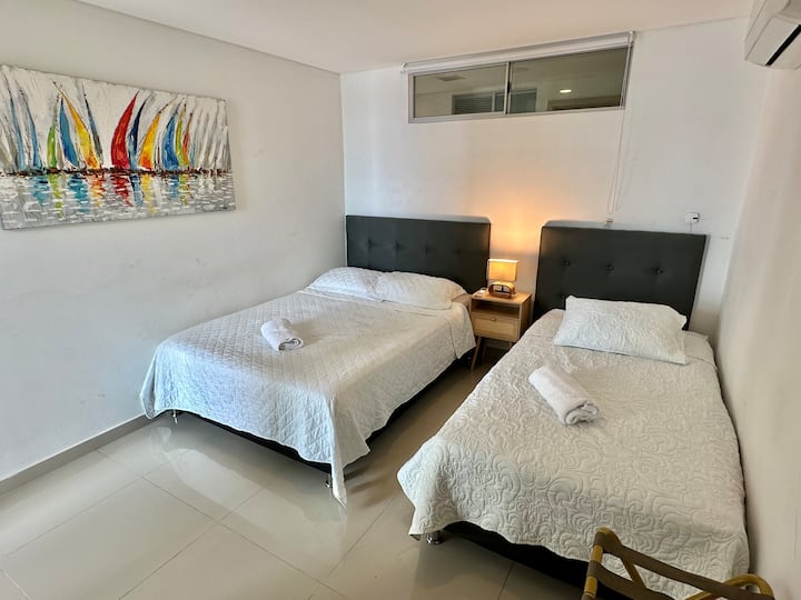 Dormitorio en planta baja. Cuenta con baño privado, aire acondicionado, 1 cama doble, 1 individual y armario.