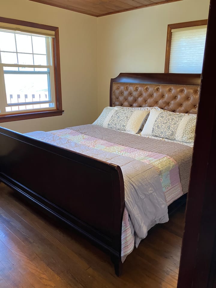 Голямо двойно легло в основната спалня.  От тази стая може да се види и изгледът към долината.