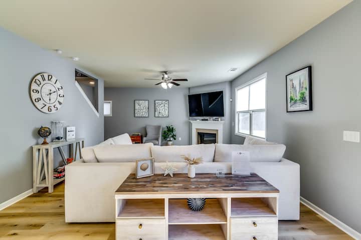 Arcade | Open Plan | Natural Hardwoods | Sleeps 10 - Fairburn, GA