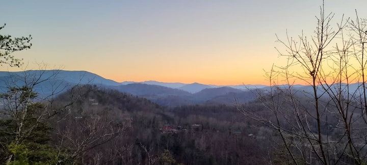 The Nest - Pickle Ball, Firepit, Hot Tub, Mt Views - Pigeon Forge, TN
