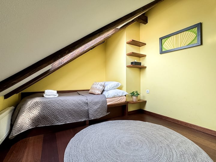 Chambre simple sur le côté droit de l'étage supérieur (lit de 80 x 200 cm)
