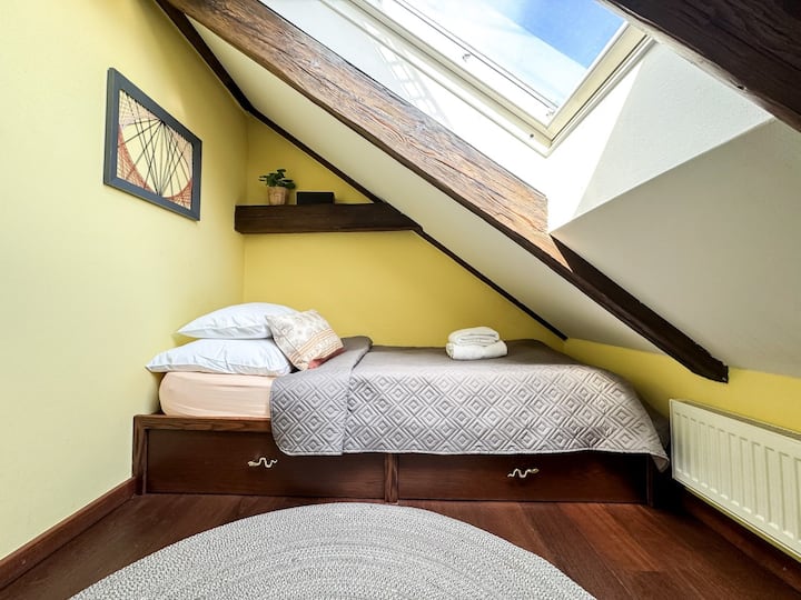 Chambre simple sur le côté gauche de l'étage supérieur (lit de 80 x 200 cm)