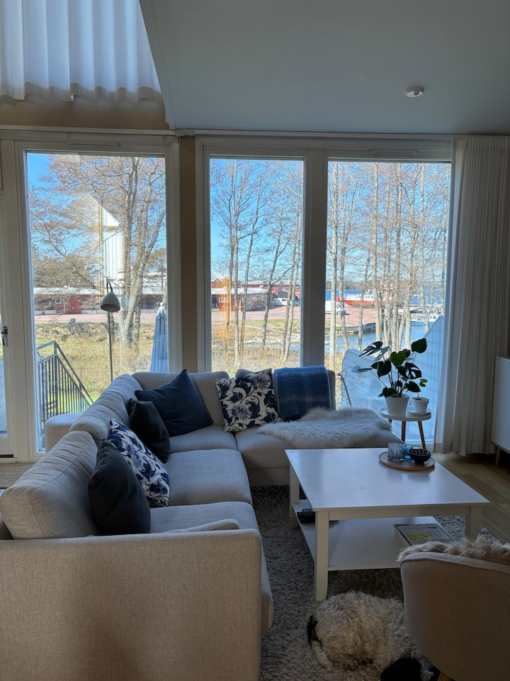 Fin Radhuslägenhet I Tre Våningar Med Sjöutsikt - Åland