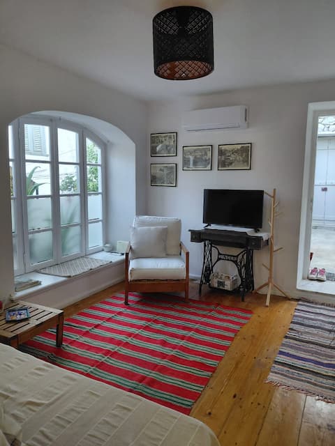Top performing Airbnb: In the heart of Hydra in Περιφερειακή Ενότητα Νήσων