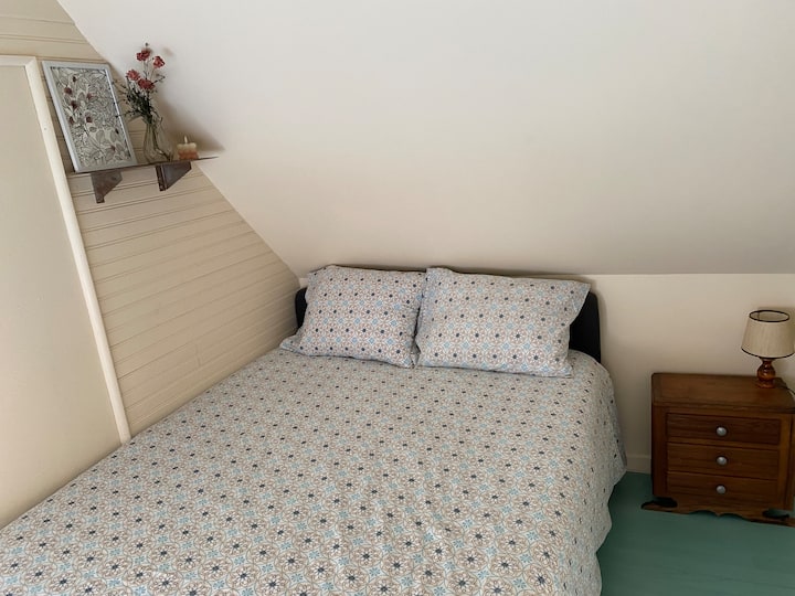 Mezaninska spavaća soba s posteljinom od 140 x 190 cm