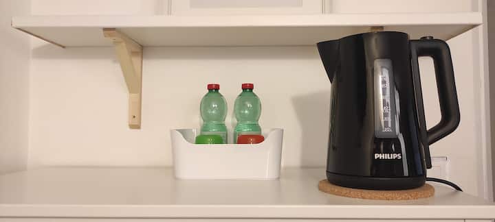 hervidor de agua con 2 vasos de plástico también apto para el microondas