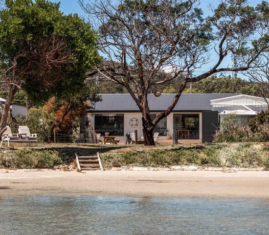 Lobster Pot Cabin – Waterfront Escape Freycinet gallery image 2