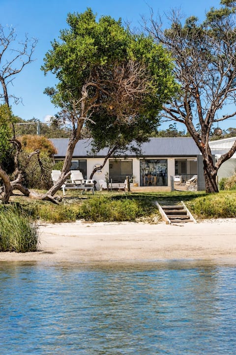 Top Airbnb: Lobster Pot Cabin - Waterfront Escape Freycinet in Coles Bay