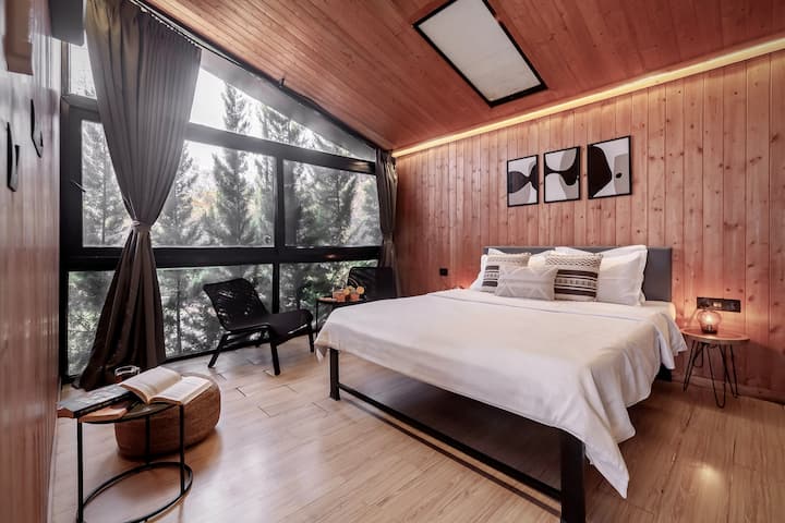 חדרי השינה מאוד מינימליים ונורדיים, שנותנים לכם תחושה של בקתה סקנדינבית מודרנית. אפשר גם לעבוד מרחוק כאן בבקתה שלנו עם נוף מדהים!