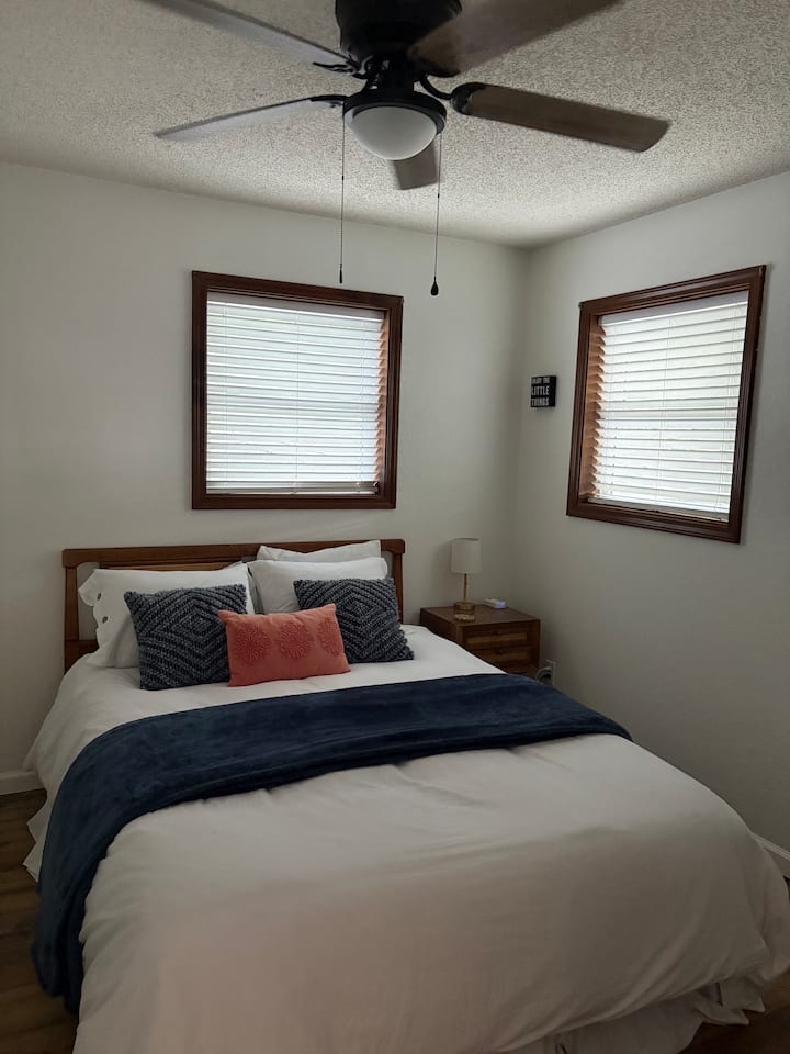 Dormitorio 3 con cama tamaño queen.