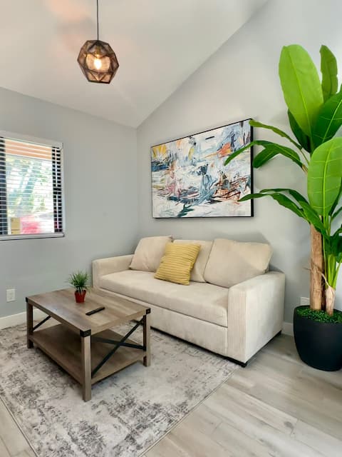 Successful Airbnb property: Private Guesthouse: full kitchen, 5miles fr Disney in Midway City