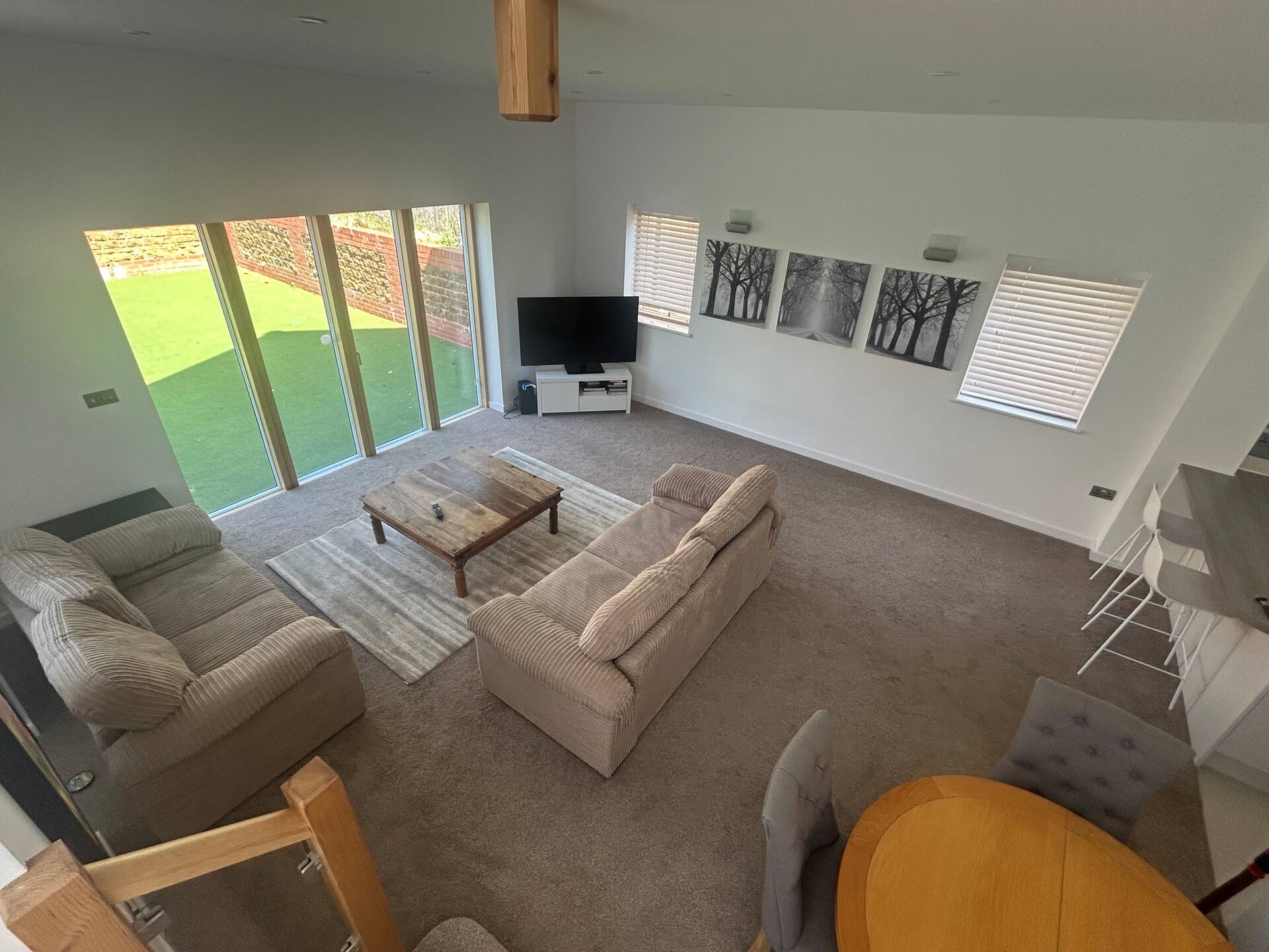 Modern 2 bedroom guest house w private astro yard