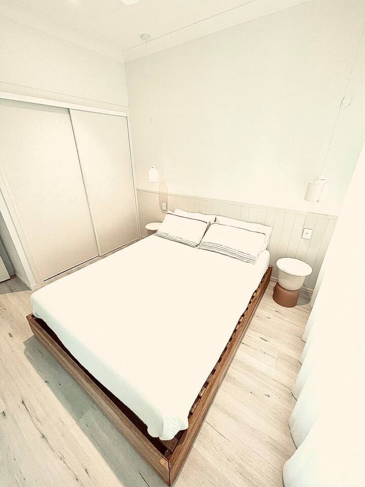 Спалня на горния етаж, а след това баня