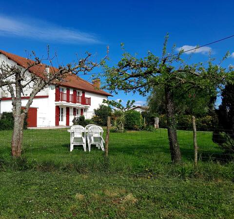 Arritxun Gîte Paisible, old farmhouse, on a hill