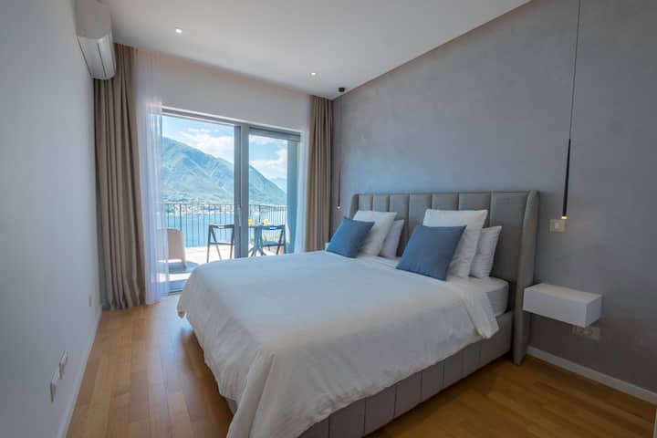 A modern home with your total comfort in mind ★ The bedroom comes equipped with a King Size bed, high-quality mattress and linen, and 2 types of hypoallergenic pillows that offers the best night sleep.