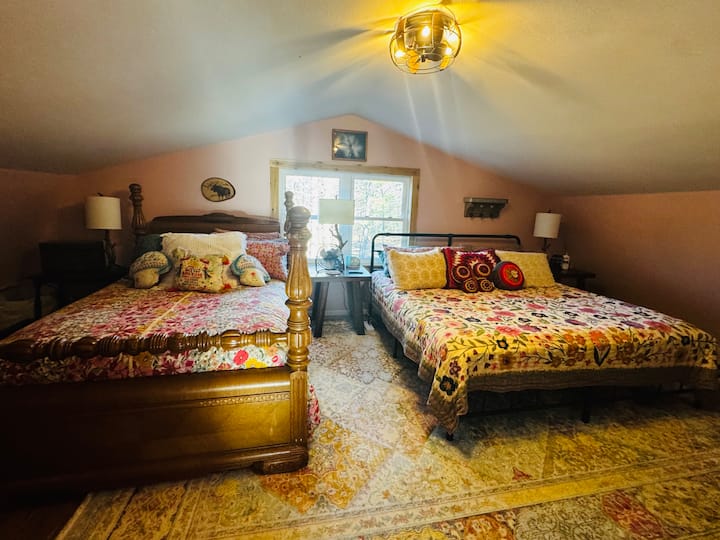 เตียงคิงไซส์ 1 หลังและเตียงใหญ่ 1 หลังทั้งคู่มีที่นอนเมมโมรี่โฟมใหม่และเครื่องนอนผ้าฝ้ายทั้งหมด  เรามีหมอนที่สะดวกสบายให้เลือกมากมาย