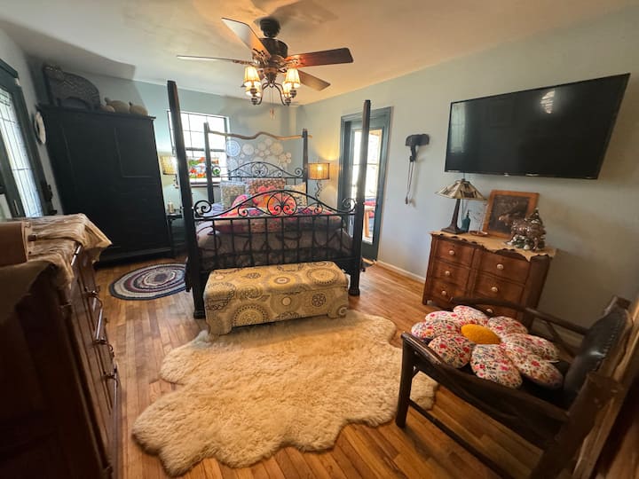 เตียงปรับระดับเมมโมรี่โฟมขนาดควีนไซส์ใหม่พร้อมผ้าปูที่นอนผ้าฝ้ายหรูหราและหมอนทีวี Roku ขนาด 55 นิ้วติดกับที่ยึดผนังที่ปรับได้อย่างเต็มที่ 