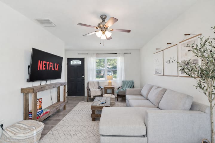 Coastal Getaway *With Bikes & New Saltwater Pool* - Sarasota