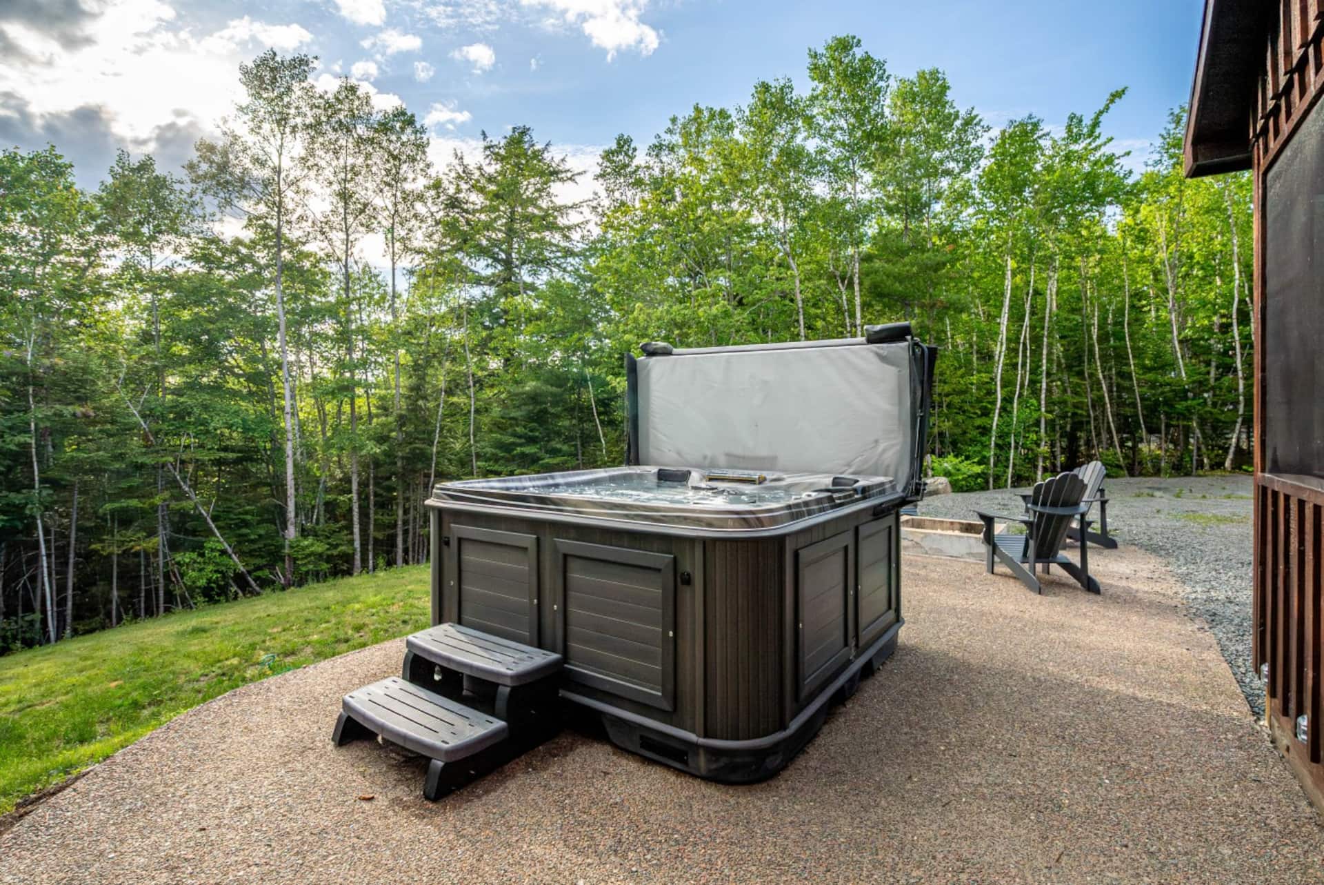 Treeside Retreat with Hot tub