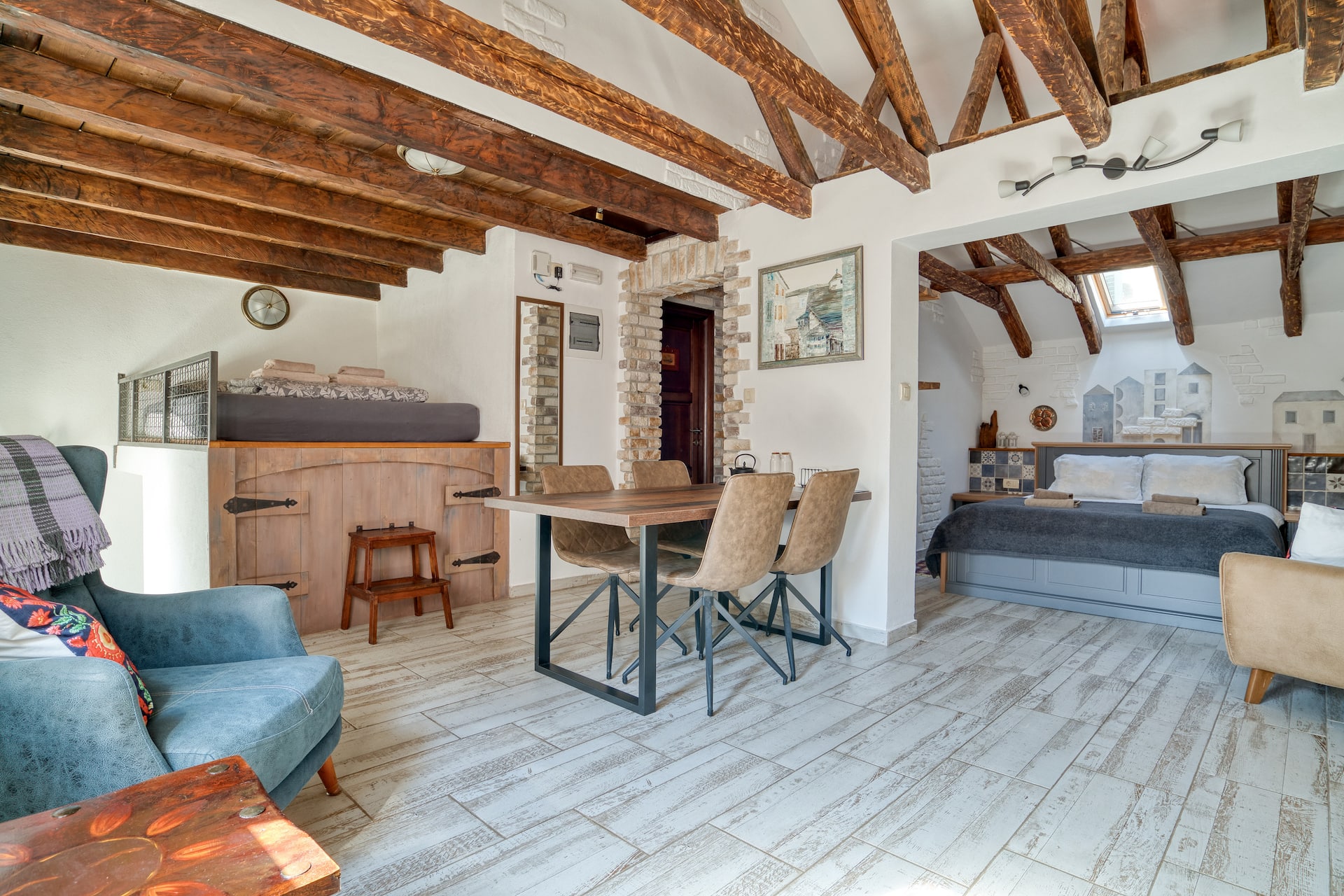 Super Stylish & Comfy Old Town Rooftop Palace Loft