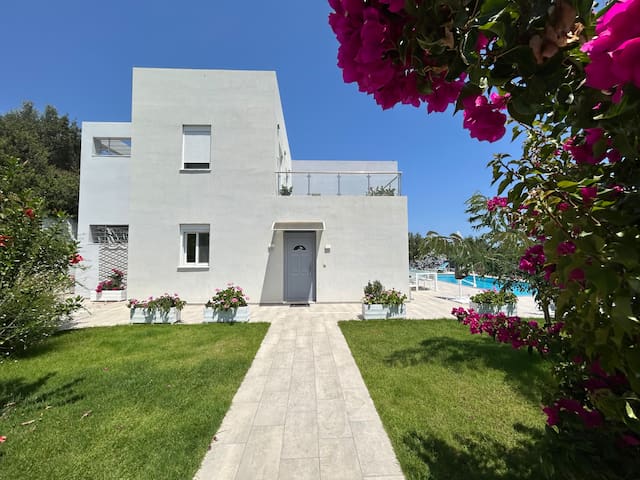 Villa Panorama Modi large pool and amazing views.