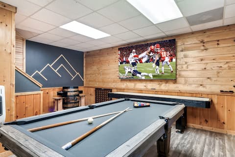 Top performing Airbnb: Location! HotTub-PoolTabl-Arcade-Shufflebrd-2KngBd in Smoky Mountains
