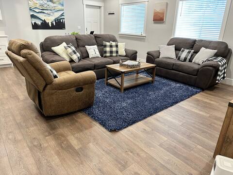 Clean & Spacious Daylight Bsmnt Apt. By Mountains