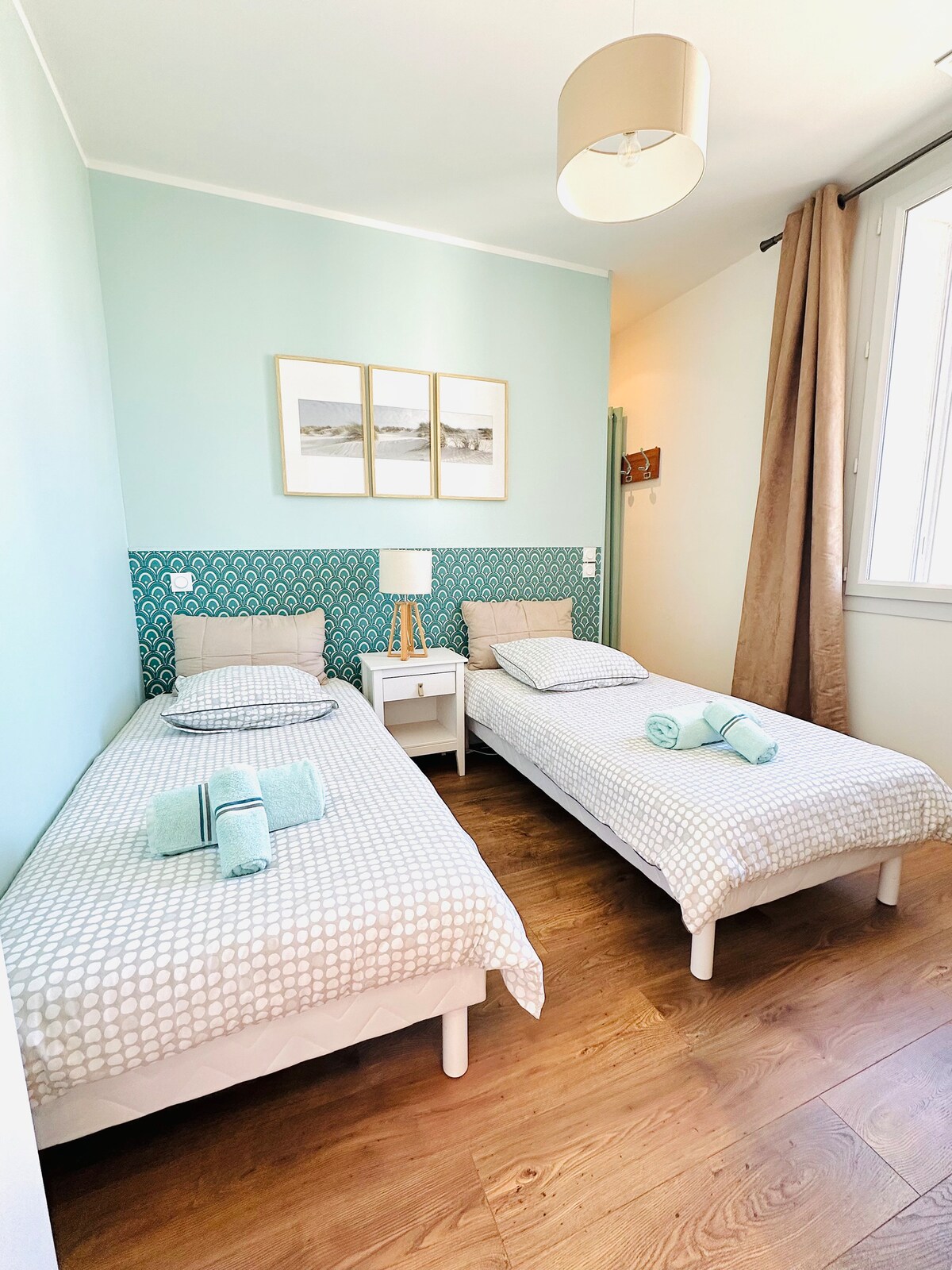 Спална соба број 2
со завеси за затемнување/ клима уред/биро/ соблекувална