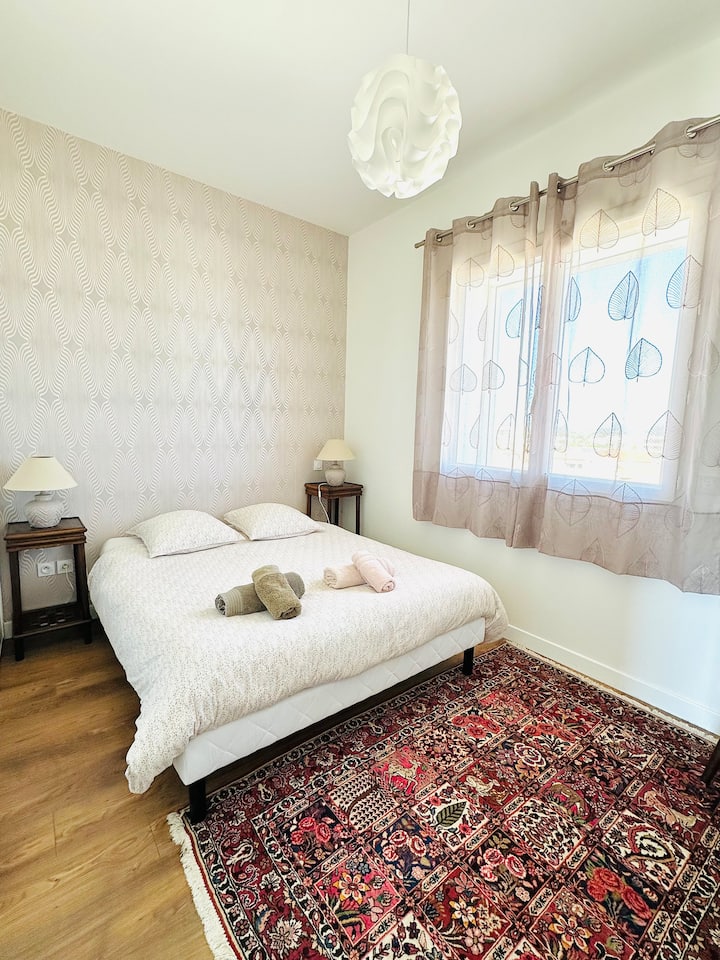 Quarto com cama de casal /persiana de rolo/ ar condicionado / mesa / guarda-roupa