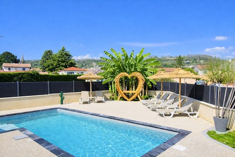Stunning villa with heated pool & foosball table