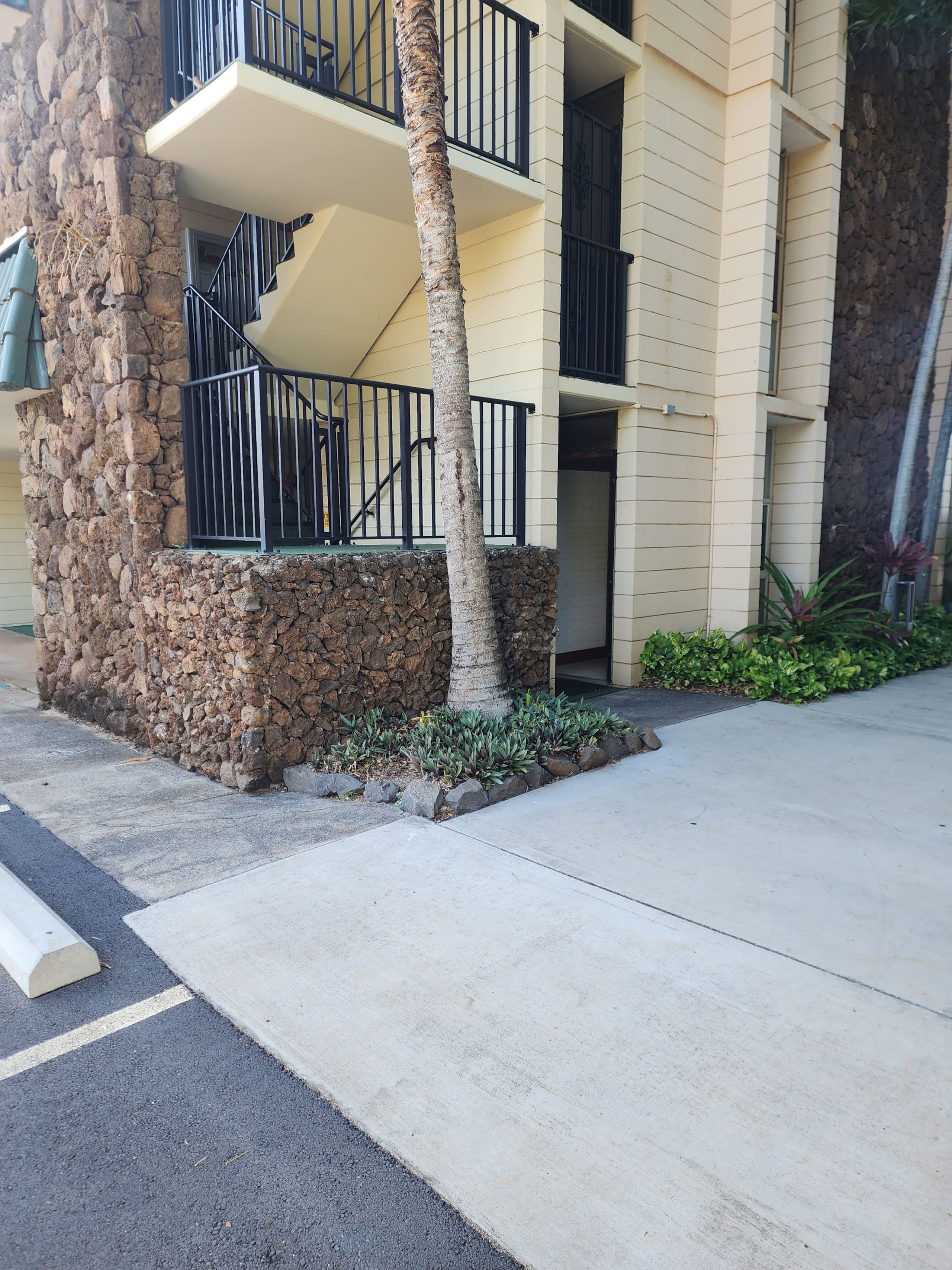 Condo in Lahaina · ★4.84 · 1 bedroom · 1 bed · 1 bath - Image 4