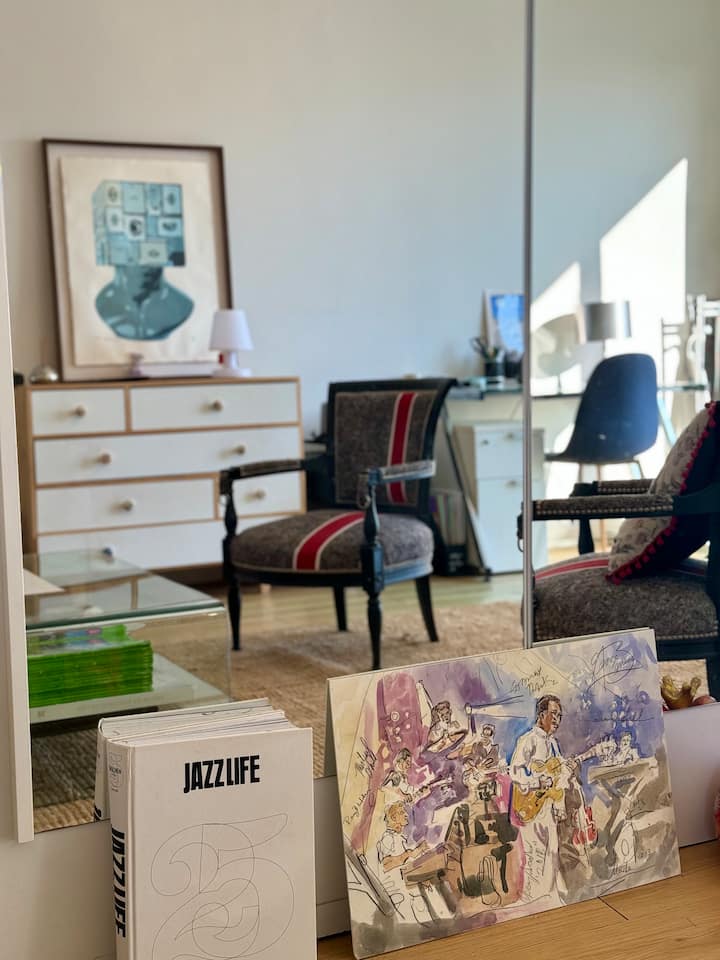 Salon 25m2 avec balcon et vue mer exposé plein sud. 