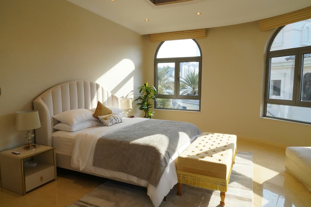 Stunning Signature Villa in Palm Jumeirah Dubai - 2