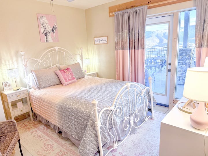 Habitación de Dolly. Cama tamaño queen. Nivel 1