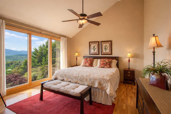 Dormitorio principal en el tercer piso con vistas a la montaña Chilhowee.