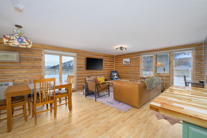 Creekside Log Cabin On 80 Acres W/ Big Sky Views! - モンタナ州
