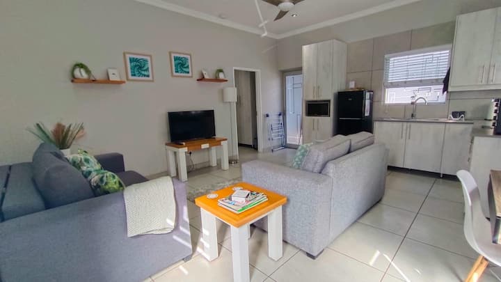 Luxury Earth Flat&sofa Couch @ A Small Extra Cost - Alberton