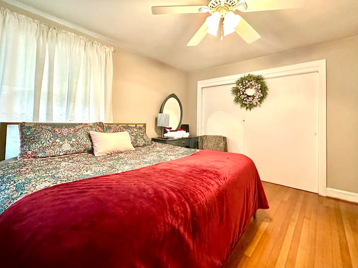 საწოლი 193×203 სმ ზომის. ზამთრის დეკორი. Airbnb‑ზე ღამისთევა.