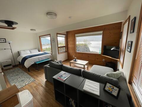 The Coho Cottage — a cozy cottage by the sea.