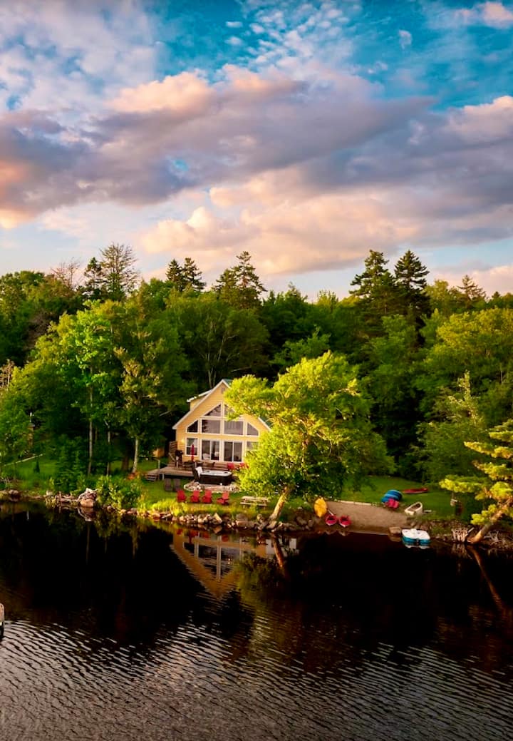 10 mins from USA/Canada border/King beds/Hot tub