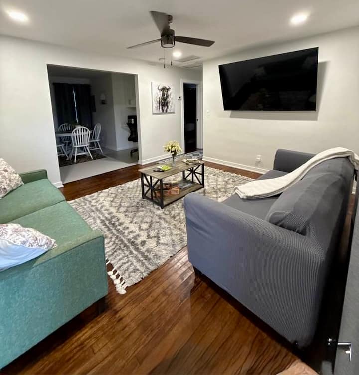 1br/1ba, King Bed, Desk, 75"tv, Kitchen, Hydrojet - Atlantis