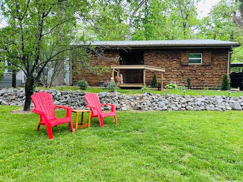 Kentucky Lake Cozy Hilltop Cabin w/ Hot Tub