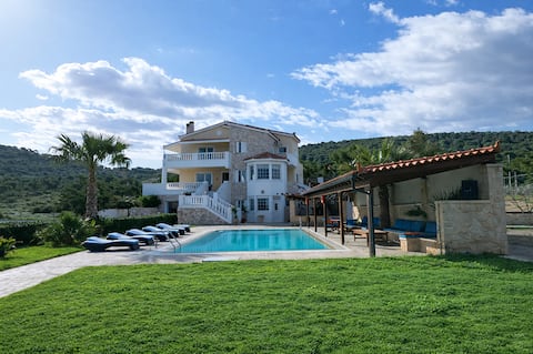 Spacious And Luxurious Villa - Bella villa