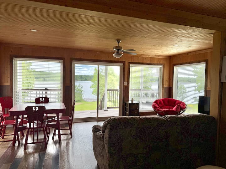 Chalet Rouge Sur L’eau - Caraquet