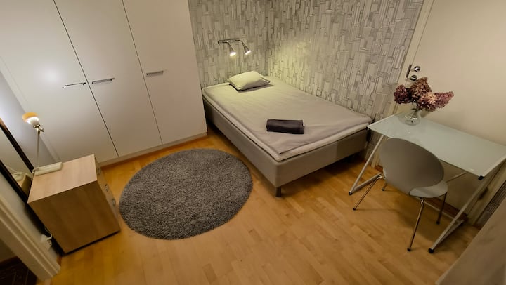 120 cm posteľ a pracovný priestor. Matrac v posteli.