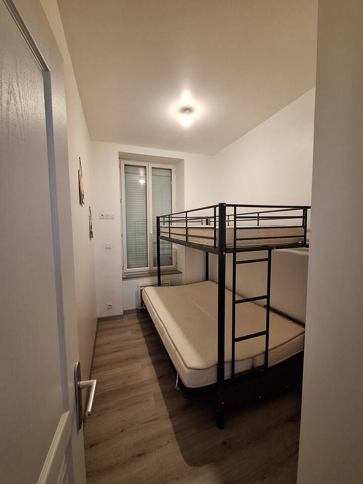 Disfrutará de una cama en la parte inferior de 140 / 200, así como en la parte superior de una cama de 90/200. Alquiler de ropa de cama por 15€/cama.