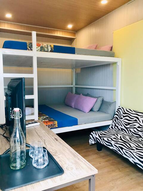 8-person room w/AC&CR at beachfront with pool - B