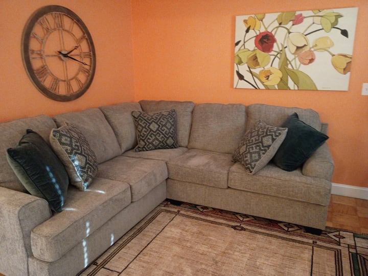 Townhouse 2br 1.5 Baths Spacious Cozy & Colorful! - Bangor, ME