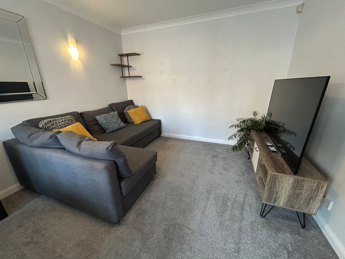 Popular Airbnb listing: City Retreat: 3bed House King/Dbl Bed with Parking in Hythe And Dibden