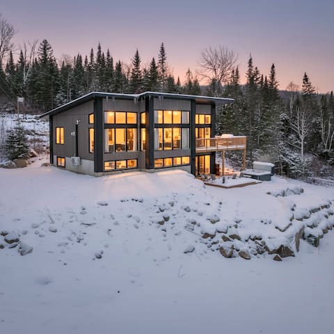 Majestic Chalet Retreat! Nice view, spa & kayak